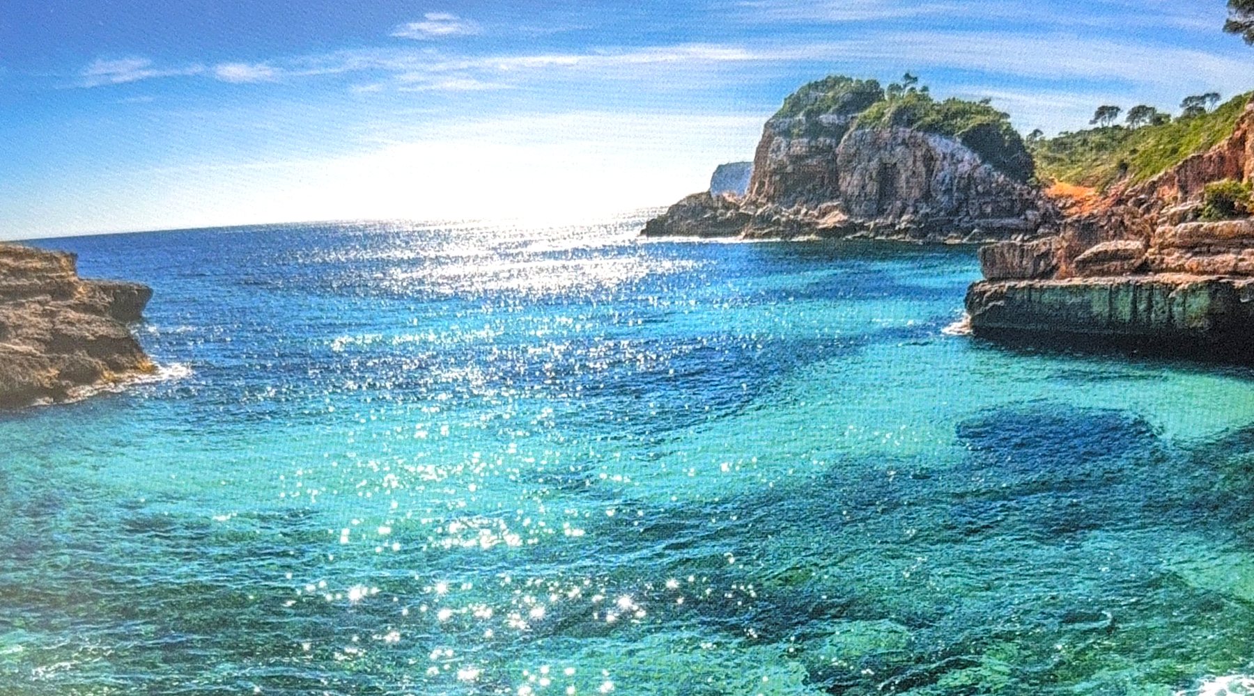 Cala de aguas turquesa del Mediterráneo